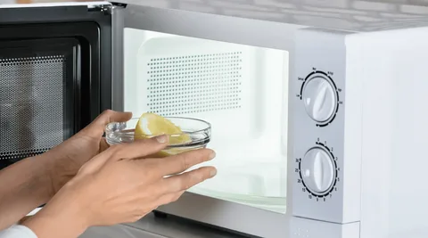Elimina el mal olor del microondas con estos trucos caseros