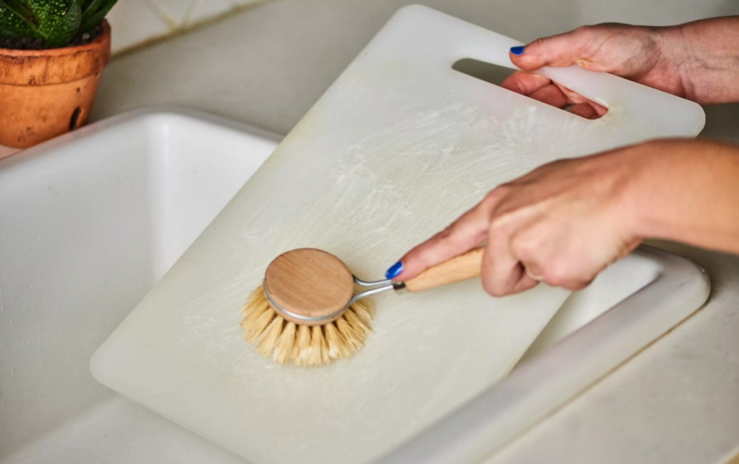 Aprende a desinfectar tu tabla de cortar en 3 simples pasos
