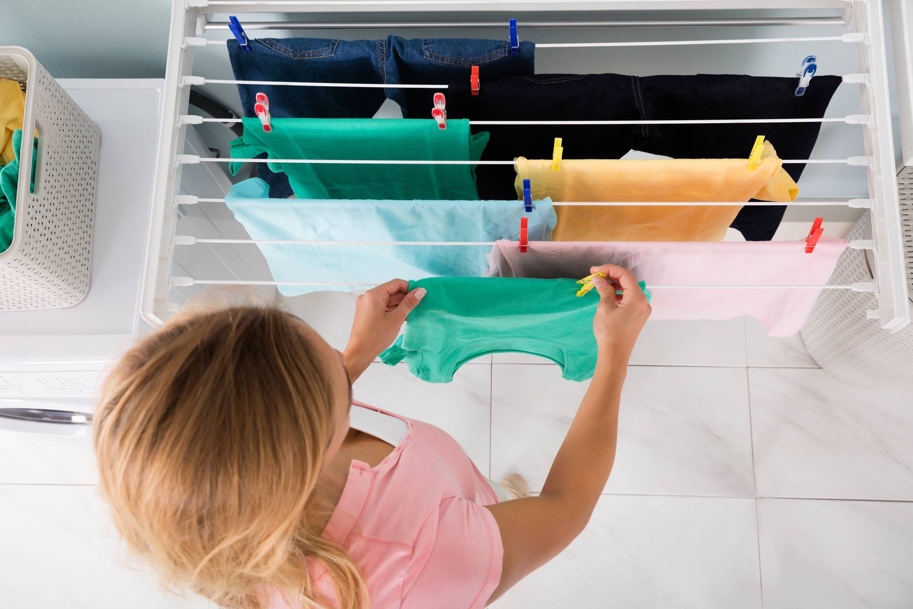 Secar ropa en interiores: ¿un riesgo para tu salud?