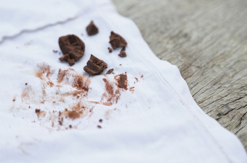 Elimina manchas de chocolate en segundos con estos trucos