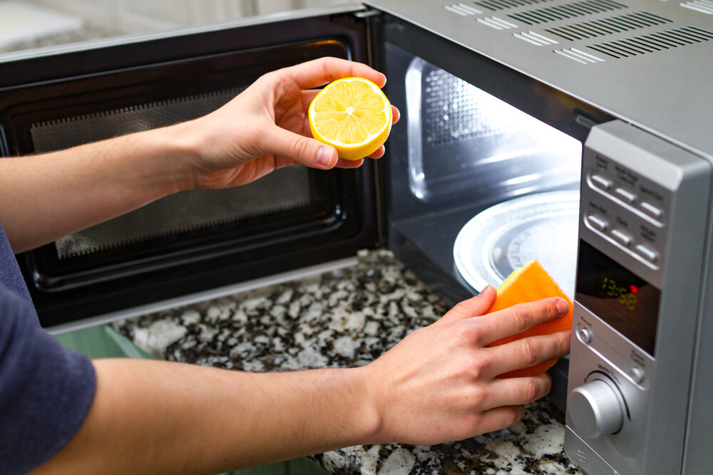 Limpia tu microondas en minutos con agua y limón, ¡pruébalo!