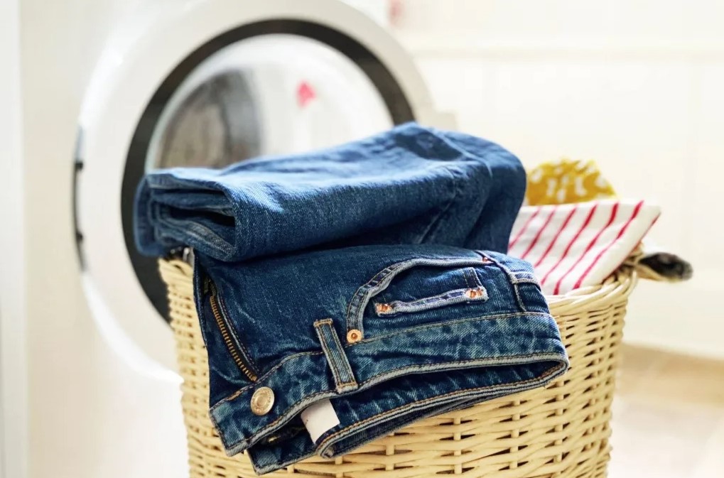 Secretos para lavar jeans sin dañar su apariencia