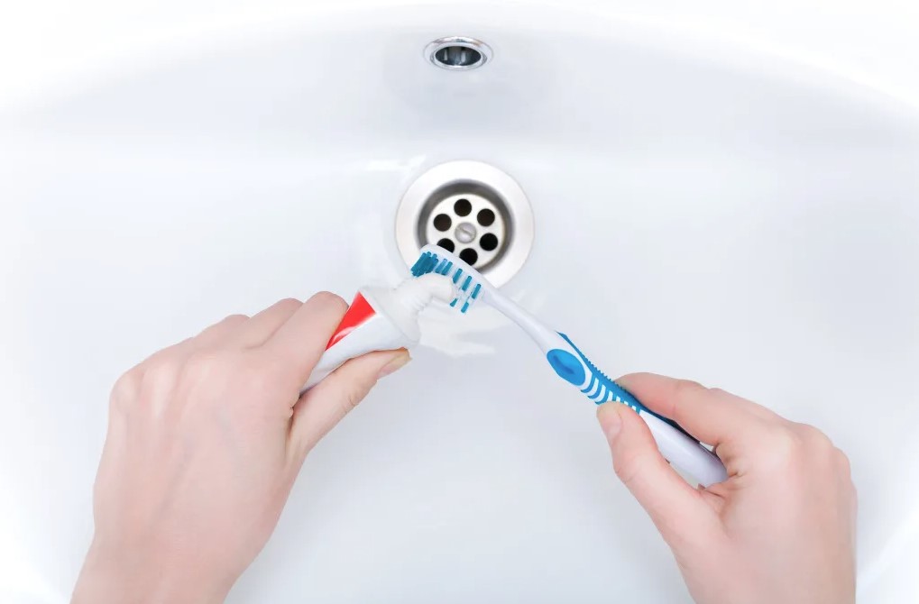 Consejos infalibles para limpiar manchas de pasta de dientes