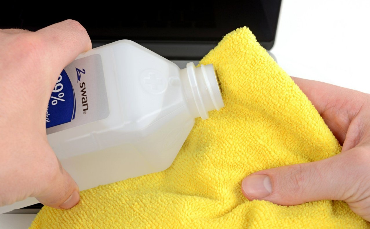 Descripción de los beneficios de usar alcohol isopropílico en la limpieza del hogar.