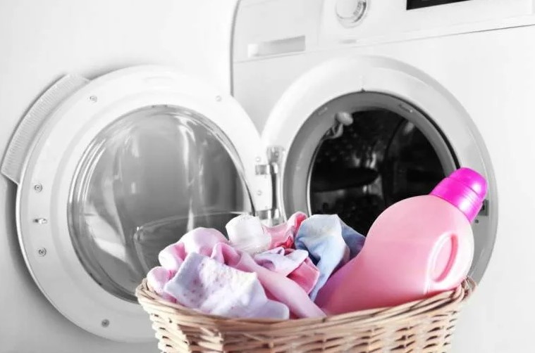 Lavar la ropa del bebé.