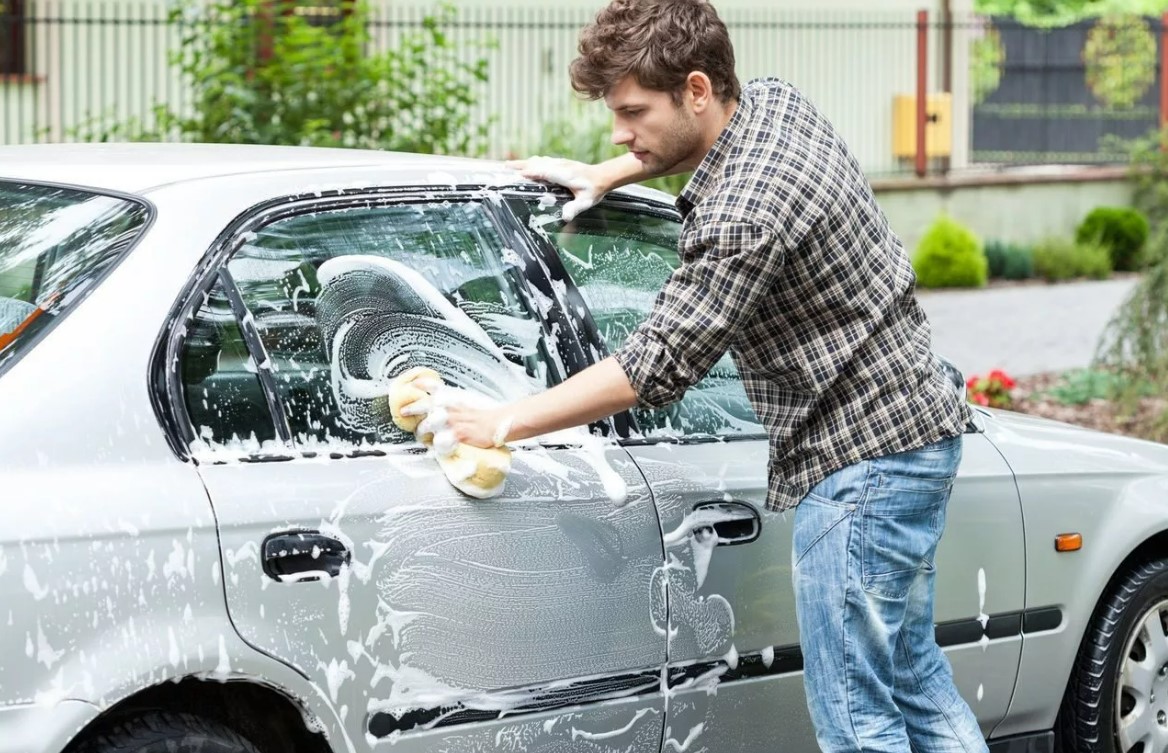 Cómo lavar el coche a mano en tiempo récord (por dentro y por fuera).
