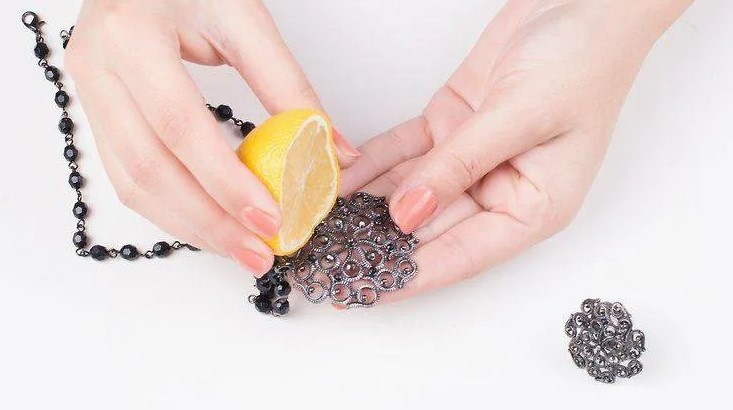 Quinta forma de limpiar con limón: metales y joyas.