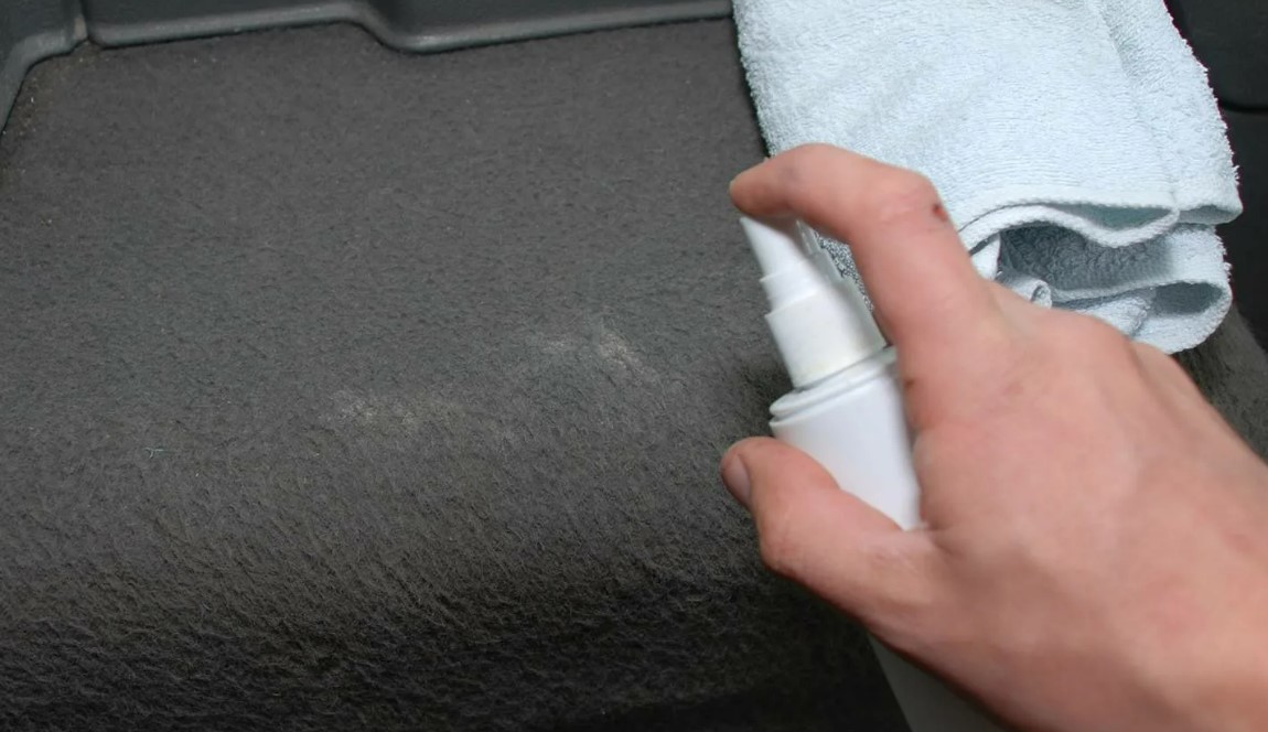 Cómo limpiar la tapicería del coche con productos caseros.