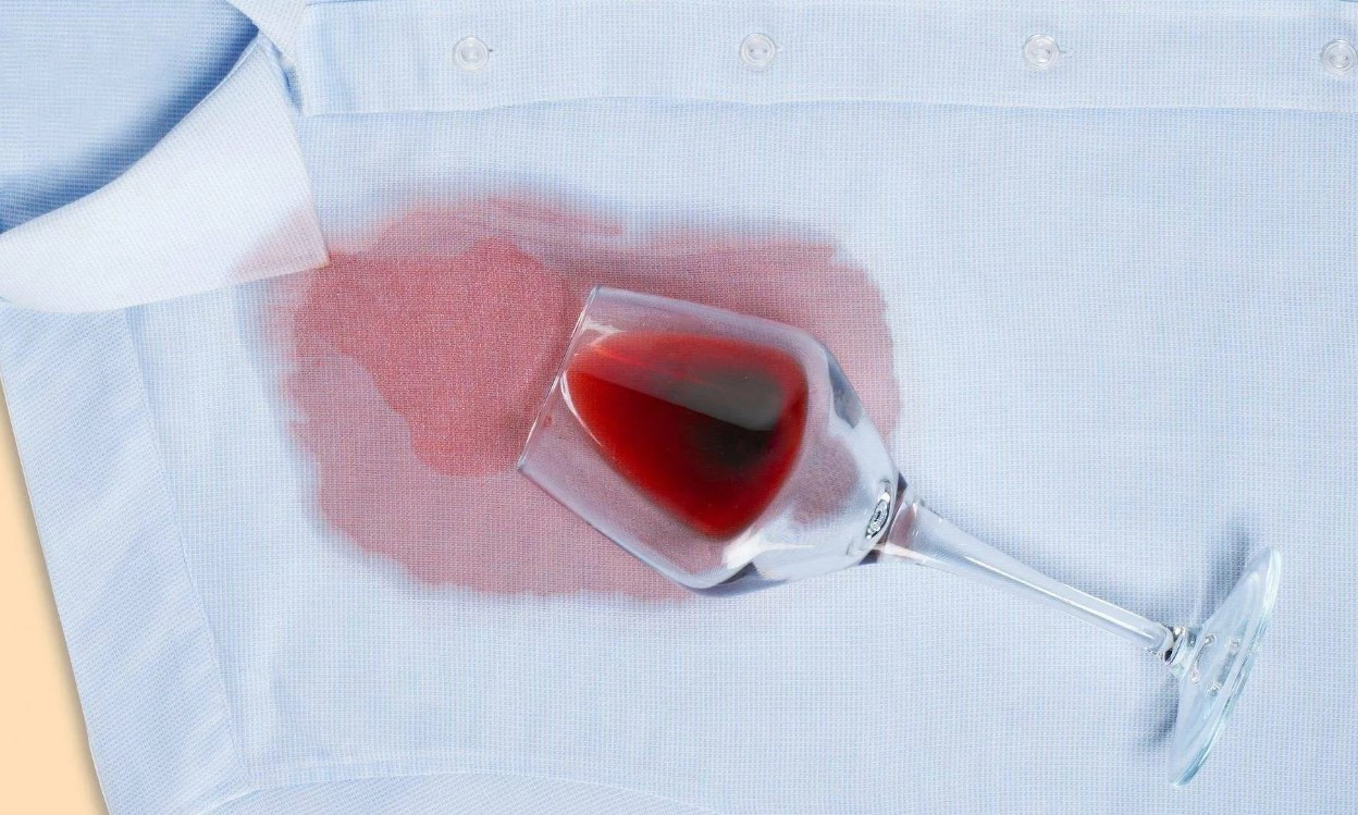 Breve explicación sobre la composición del vino y por qué causa manchas difíciles.