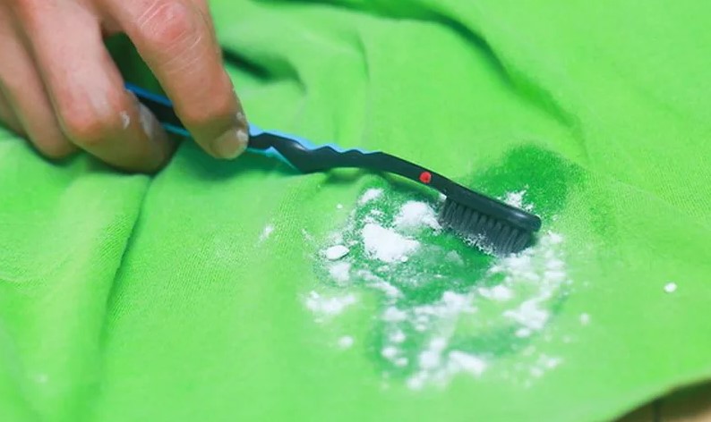 Cómo lavar la prenda después de tratar la mancha.
