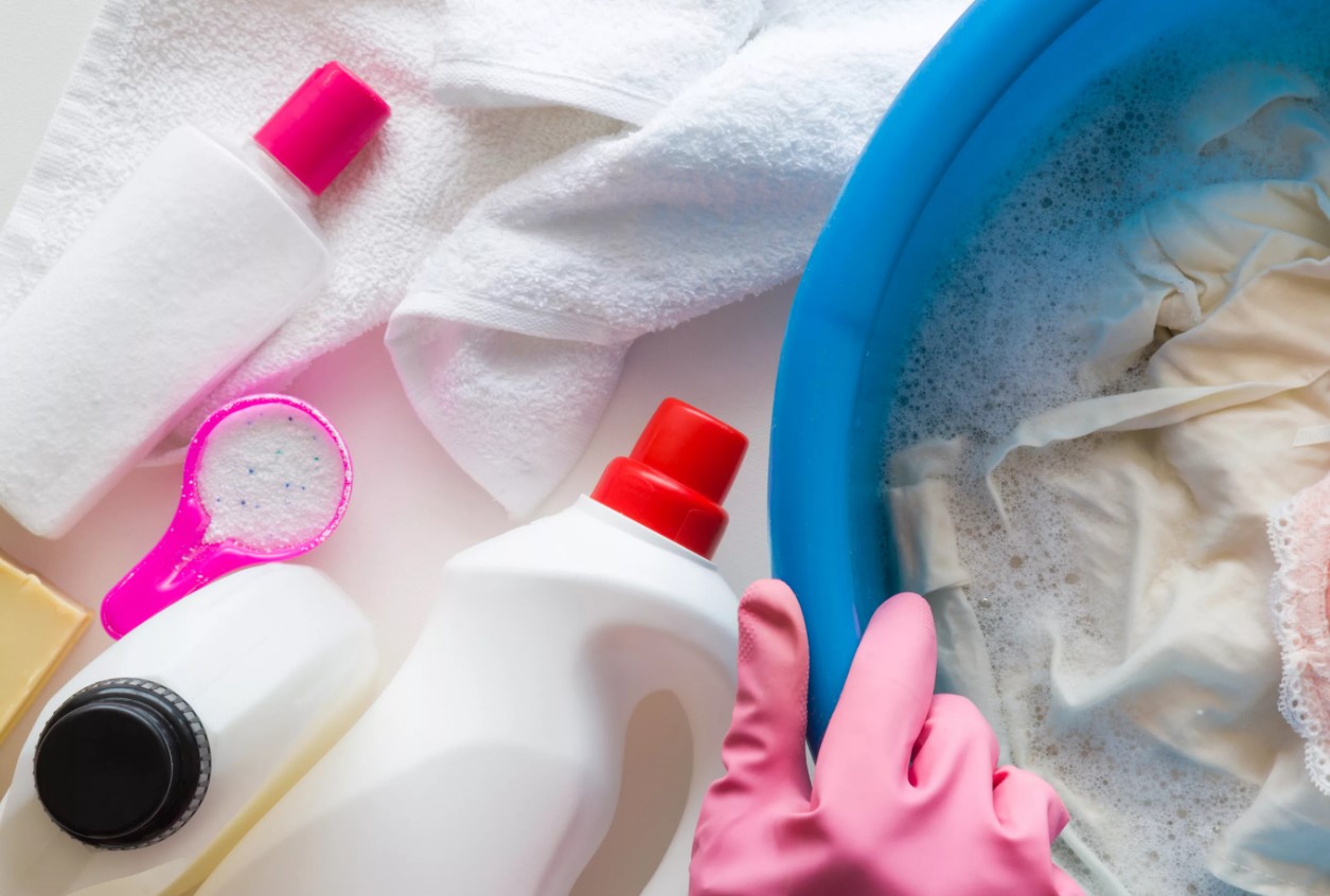 Lista de productos de limpieza efectivos y seguros para la ropa.