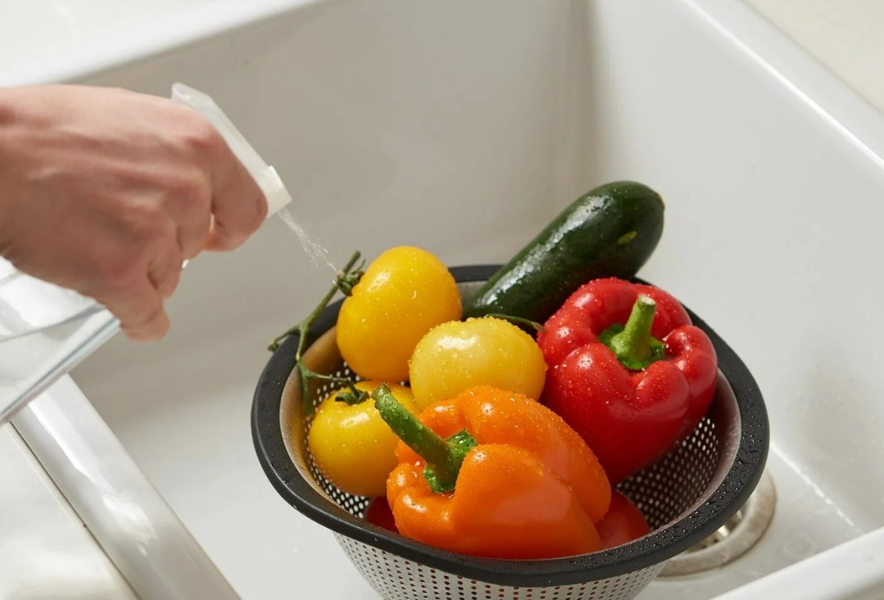 Proceso detallado para lavar diferentes tipos de frutas y verduras.