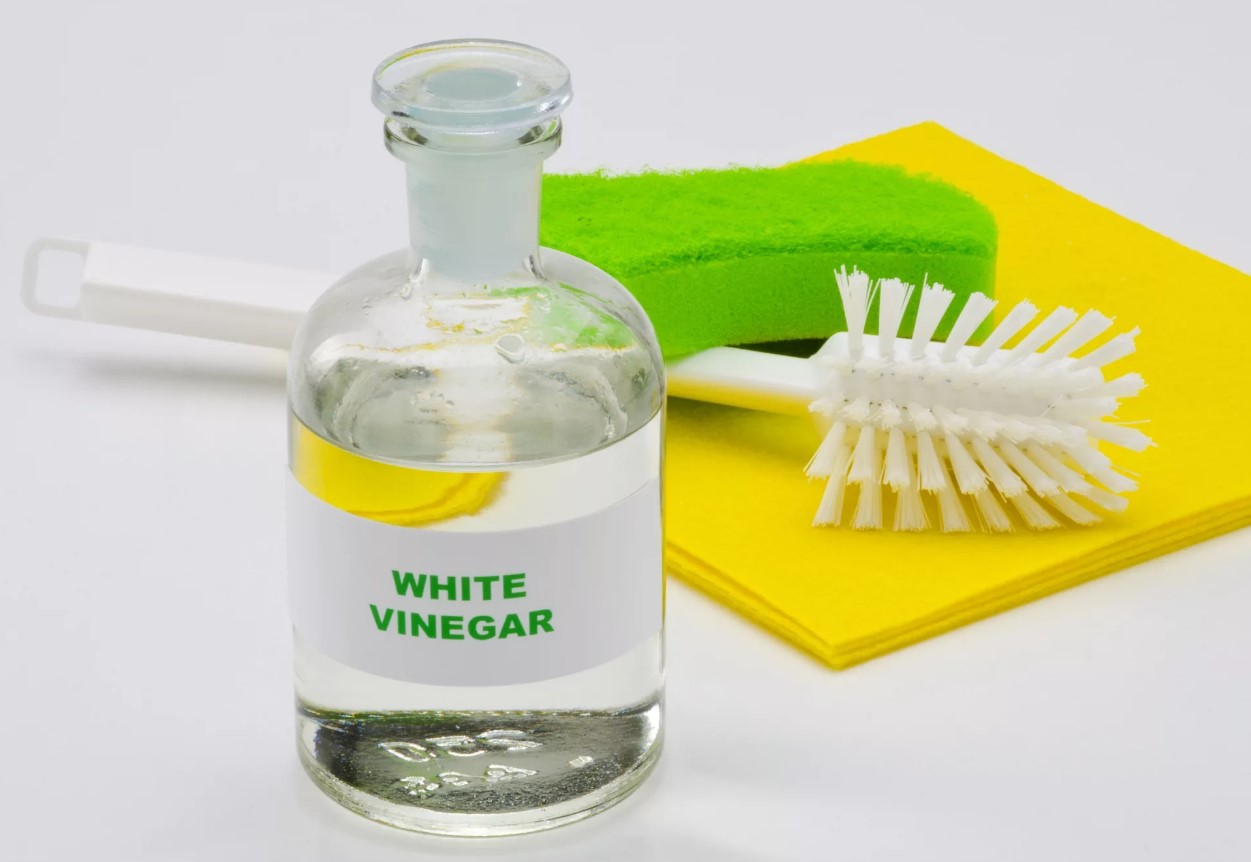 Proceso de eliminación utilizando el vinagre como agente limpiador.
