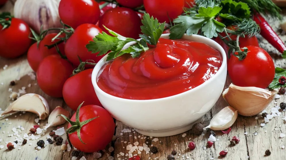 Origen y composición del ketchup para entender por qué mancha.