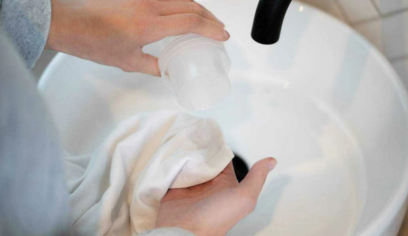 Aplicación de jabón líquido o detergente.