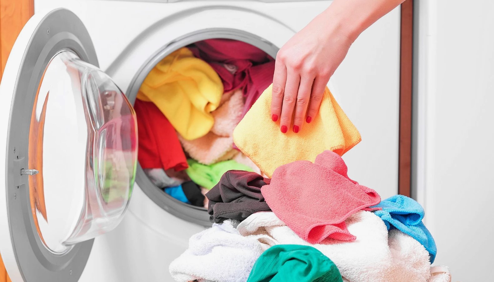 Breve descripción de la importancia de lavar correctamente la ropa de color.