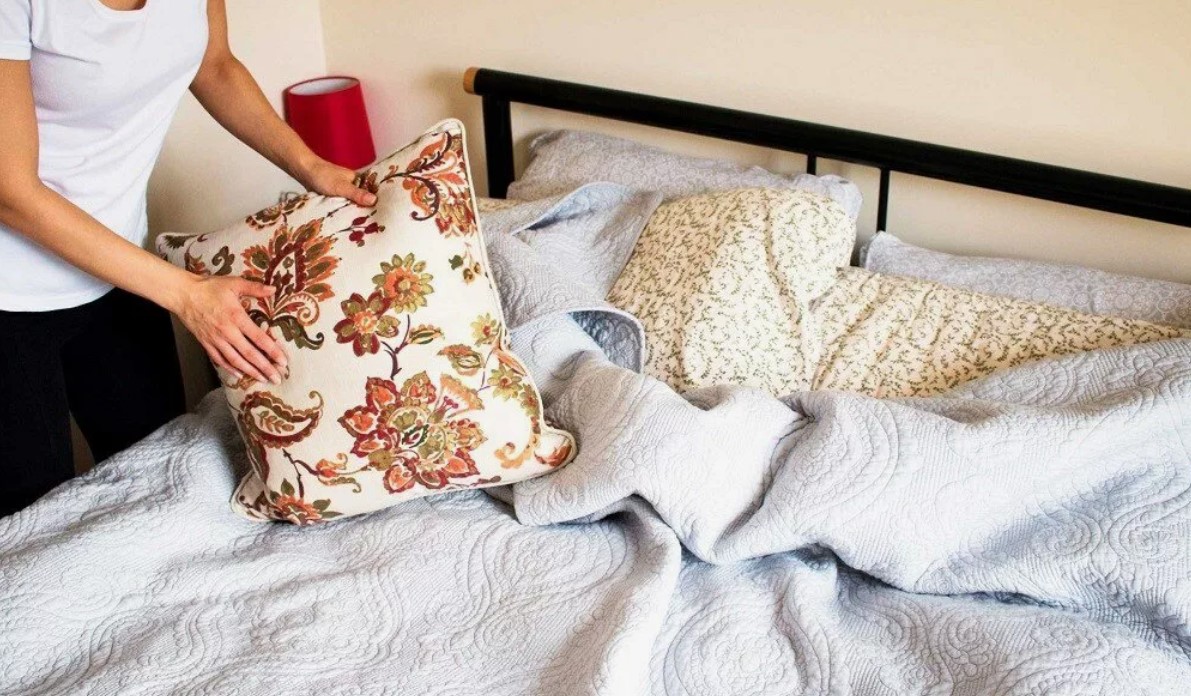 Técnicas de acomodo para almohadas: cómo lograr un aspecto esponjoso y elegante.