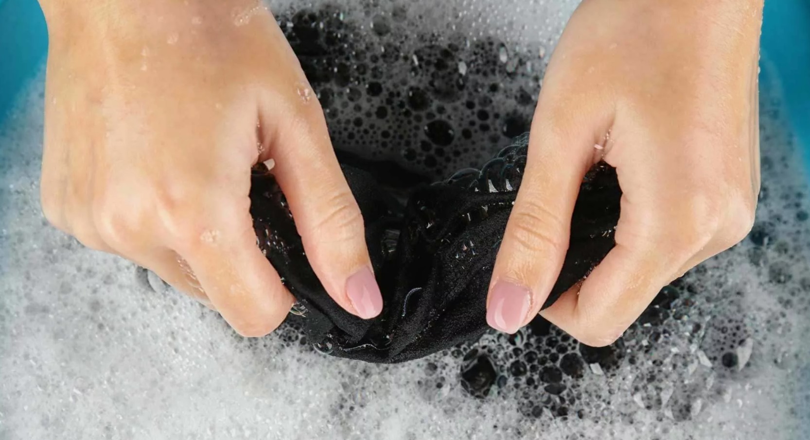 Pasos para lavar correctamente la ropa negra a mano.