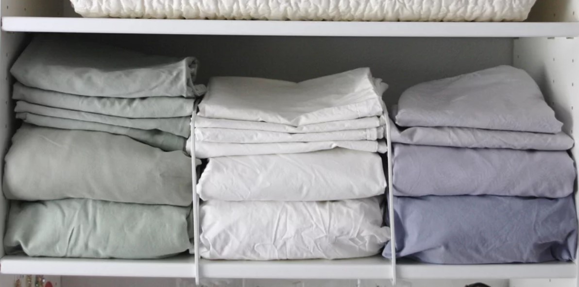 Métodos óptimos para guardar la ropa de cama limpia.