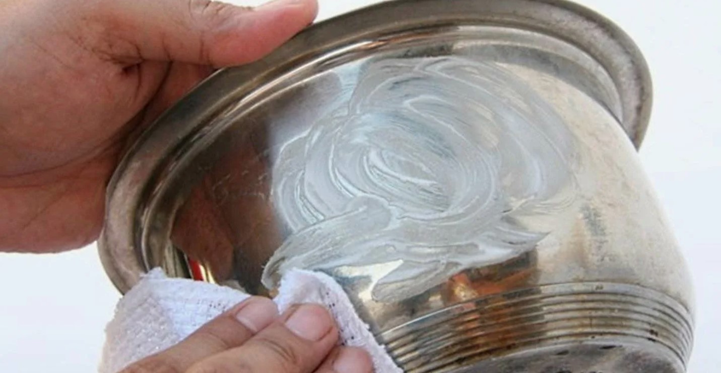 Cómo eliminar manchas de la base y el exterior de la olla.