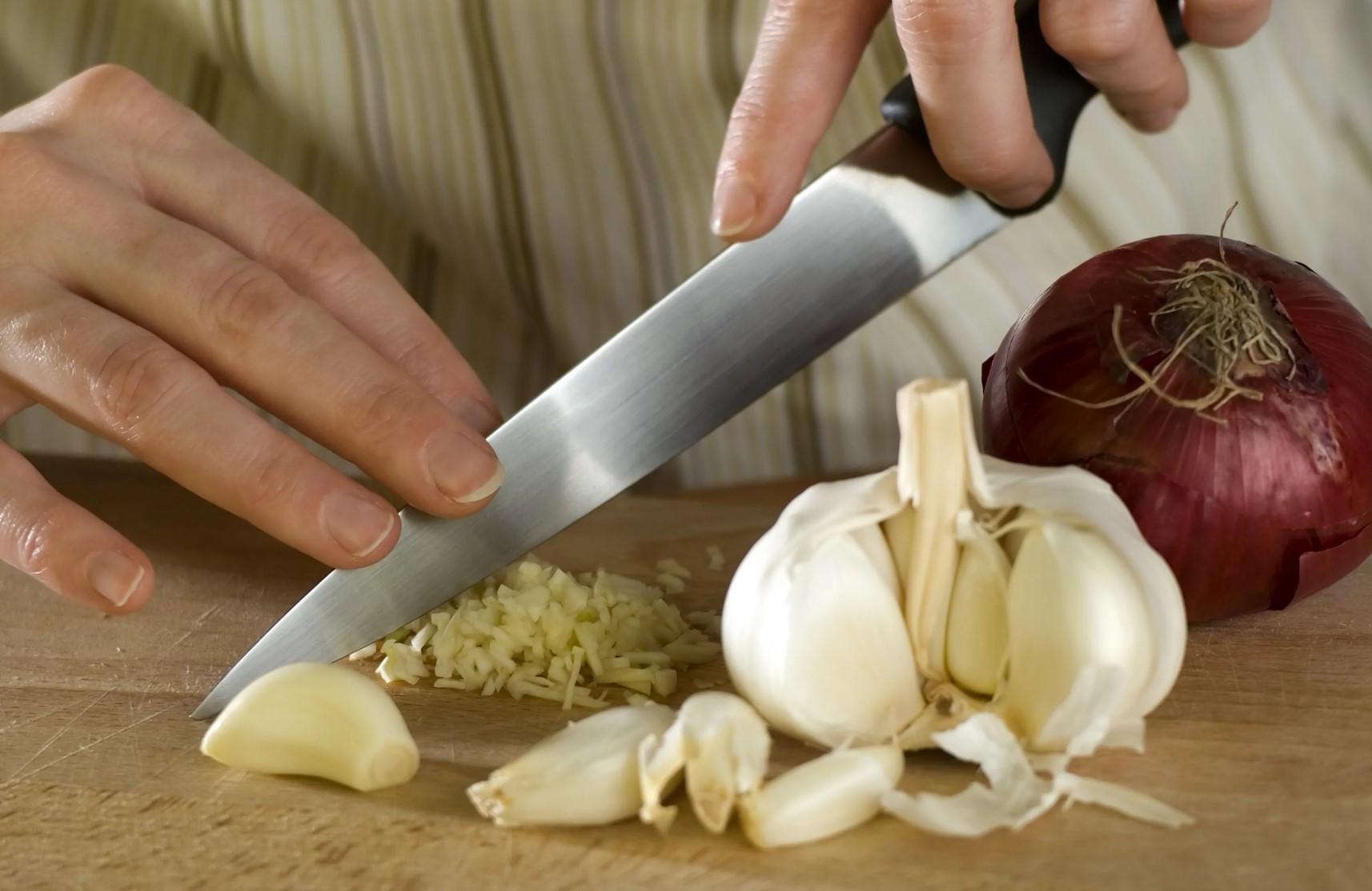¿Por qué algunos cuchillos retienen el olor más que otros?