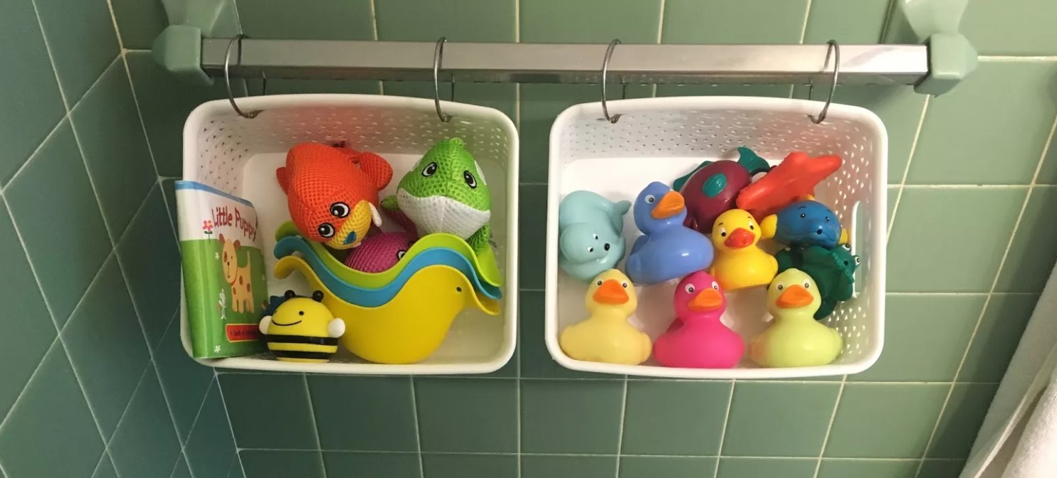 Breve descripción de la importancia de mantener los juguetes de baño ordenados.